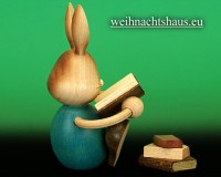 Stupsi Osterhäschen mit Büchern von Kuhnert aus dem Erzgebirge