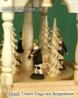 Seiffen Weihnachtshaus - Weihnachtspyramide 136 cm elektrisch beleuchtet 4 Stock Stufen mit Erzgebirgsfiguren - Bild 2