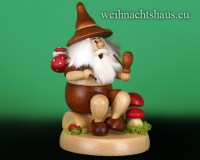 Seiffen Weihnachtshaus - <!--01-->Räuchermann Wichtel  sitzend Wanderer mit Beutel - Bild 1