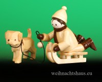 Winterkinder_Neuheiten_2025_Thiel_Romy_Junge_mit_Hund_auf_Schlitten_Erzgebirge